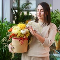 Осенние цветы в коробке с тыквой