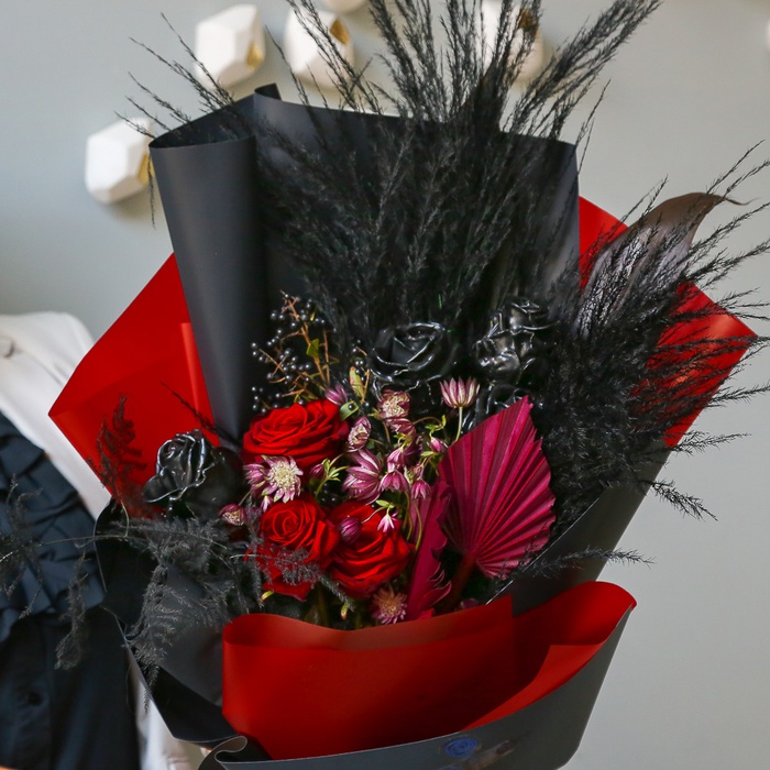 Букет з трояндою червоно-чорний