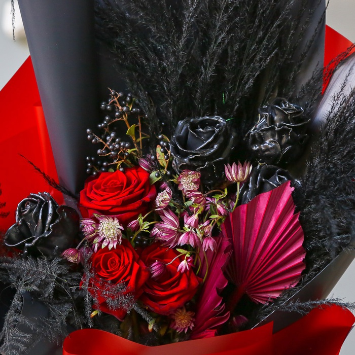 Букет з трояндою червоно-чорний
