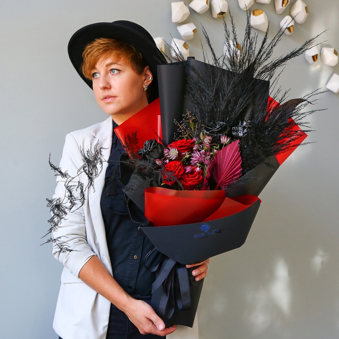 Букет з трояндою червоно-чорний