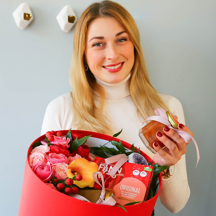 Подарочный набор с цветами и вареньем