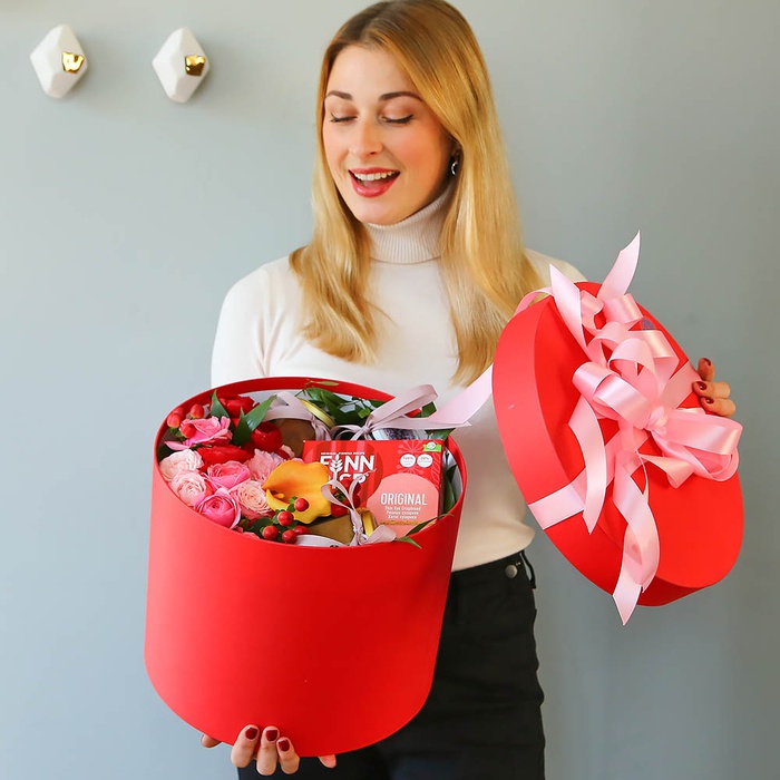 Подарочный набор с цветами и вареньем