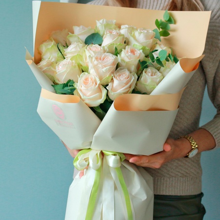 Букет з 19 троянд "Веддінг Спіріт"