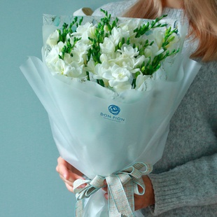 Букет з 19 білих фрезій