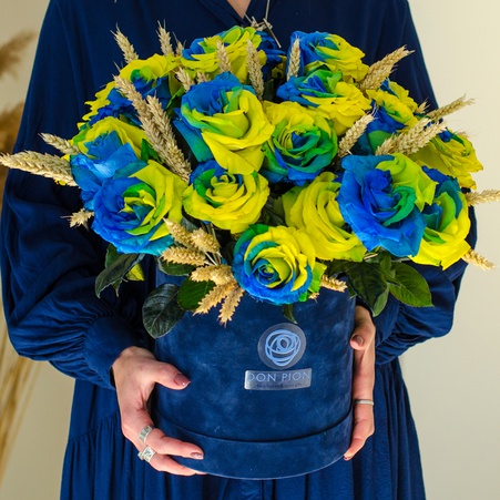 Цветы в коробке "Все будет Украина"