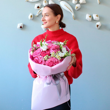 Букет з трояндами, фрезією та ромашкою "Малинова чарівність"