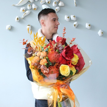 Букет с амарилисом и розами "Солнечный огонек"