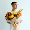 Букет с хризантемой, каллой и леукоспермумом "Тепло и свежесть осени"