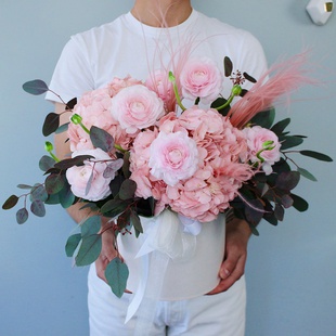 Квіти в коробці "Ніжні ранункулюси та гортензія"