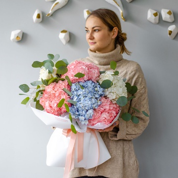 Букет 7 радужных гортензий с эвкалиптом