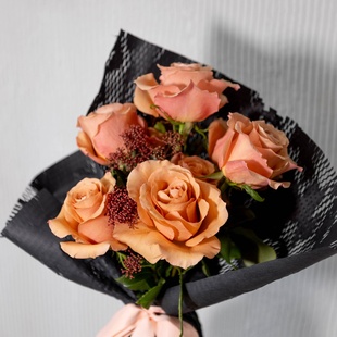 Букет 7 роз Моаб