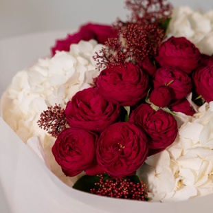 Букет из гортензии и роз "Романтика контрастов"