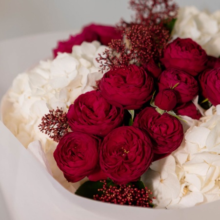 Букет з гортензії та троянд "Романтика контрастів"