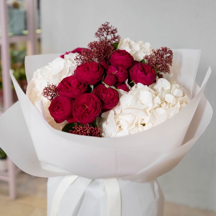 Букет из гортензии и роз "Романтика контрастов"