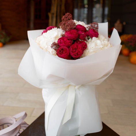 Букет из гортензии и роз "Романтика контрастов"