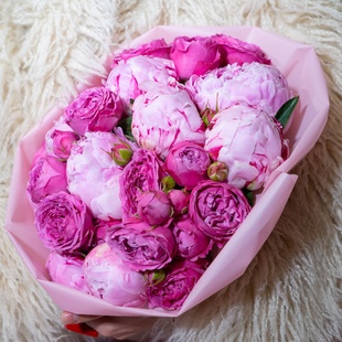 Букет з півонії та троянд "Солодка романтика"