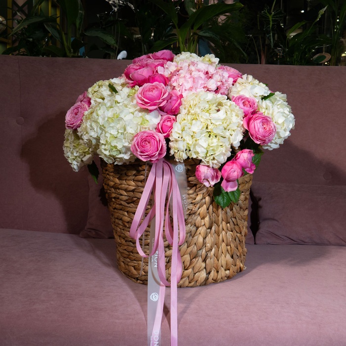 Кошик з гортензіями та трояндами "Ароматні зізнання"