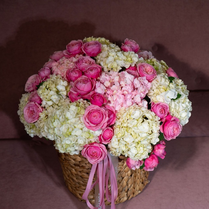 Кошик з гортензіями та трояндами "Ароматні зізнання"