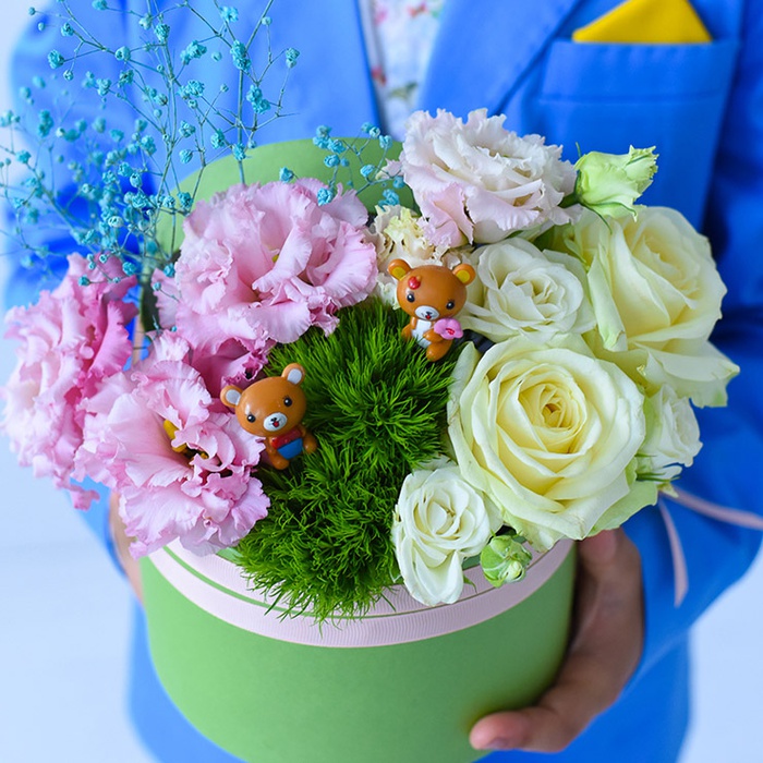 Цветы в коробке с мишками