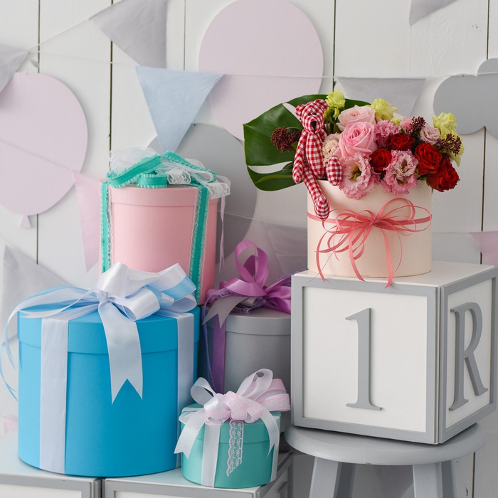 Цветы в коробке с игрушкой "Мишка"