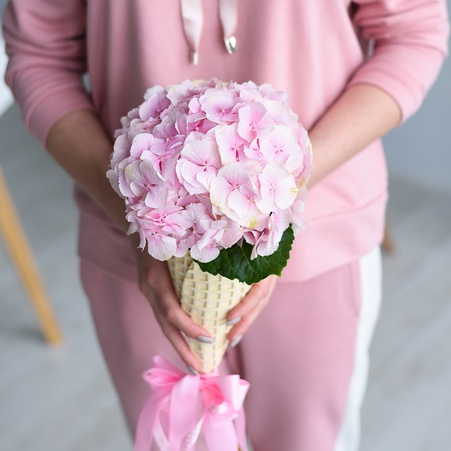 Букет в вафельном стаканчике "Розовая гортензия"