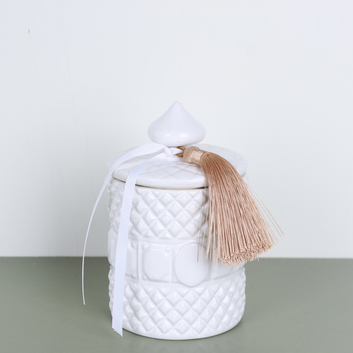 Парфумована свічка в керамічному стакані з кришкою