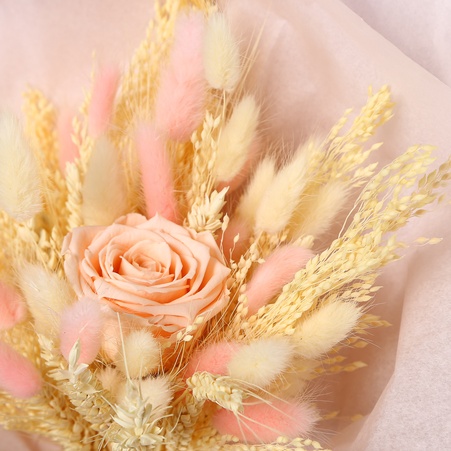 Букет із сухоцвітів "Персикова Грація"