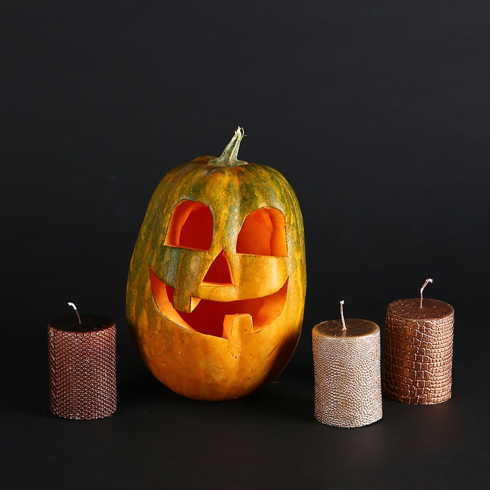 Композиція з вирізаного гарбуза та свічок