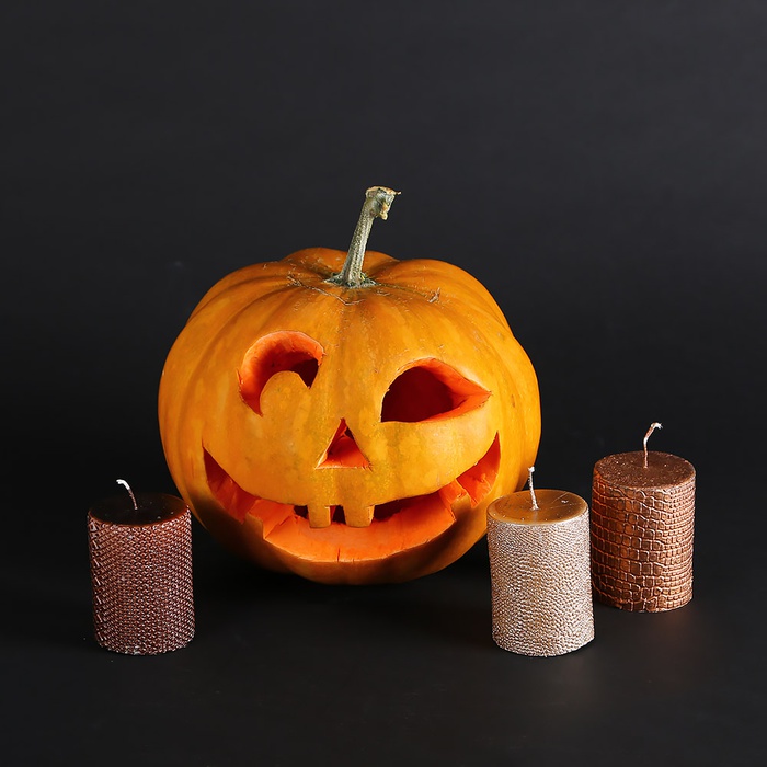 Композиція з вирізаного гарбуза та свічок