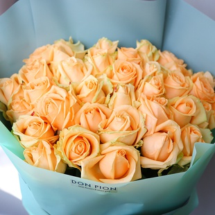 Букет 35 персиковых роз Аваланч