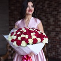 Букет из 101 бело-малиновой розы
