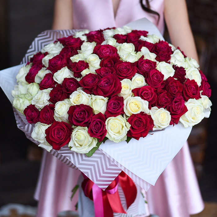 Букет из 101 бело-малиновой розы