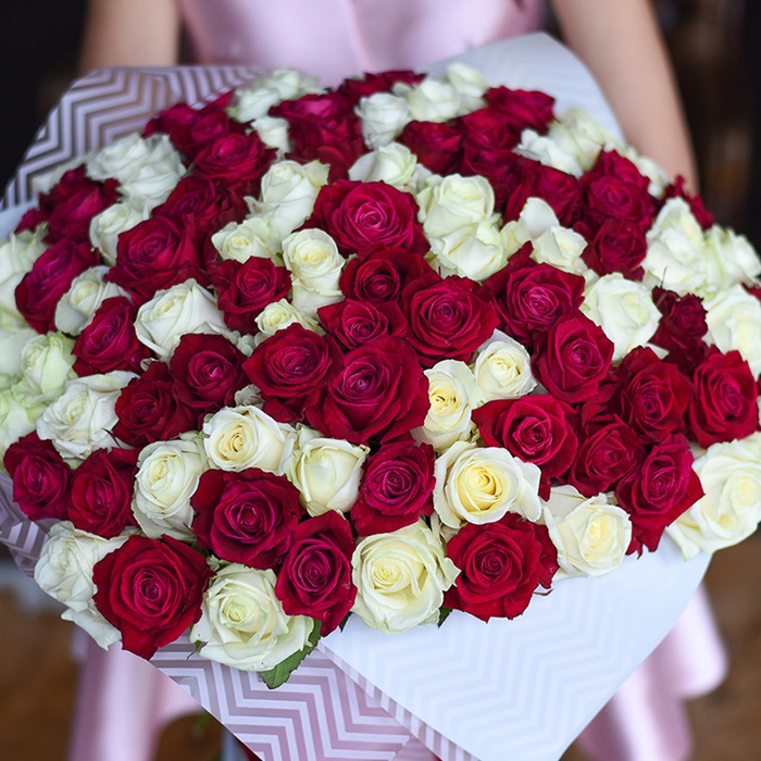 Букет из 101 бело-малиновой розы