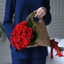 Моно-букет из 19 красных роз Гран При
