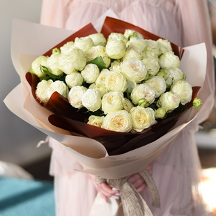 Букет з 15 гілок кущової троянди Сноу Волд