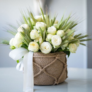 Квіти у кошику "Сноу волд із пшеницею"