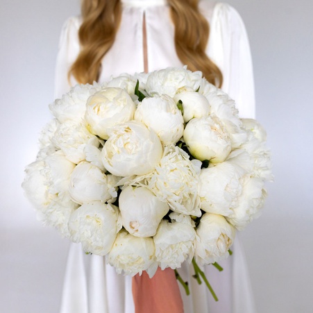 Букет 25 белых пионов