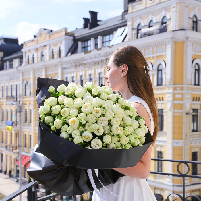 Букет з 21 гілки кущової троянди Сноу Волд