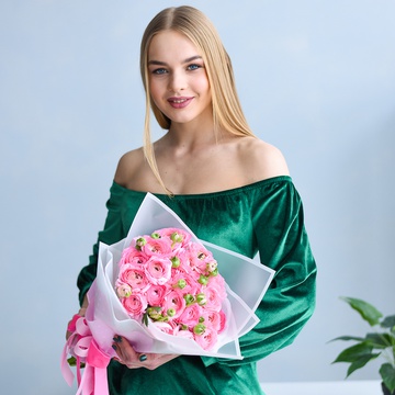 Букет 21 рожевий ранункулюс