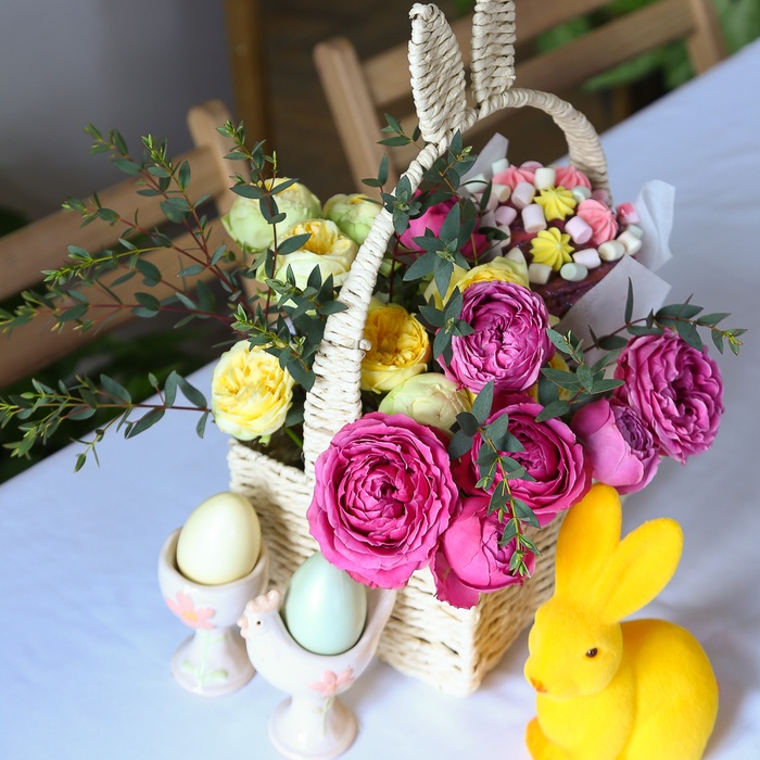 Квіти у кошику "Солодкі свята"
