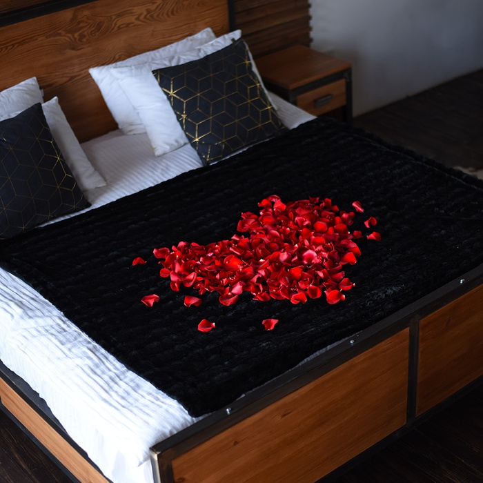 Подарочный набор с лепестками "Красные розы", М