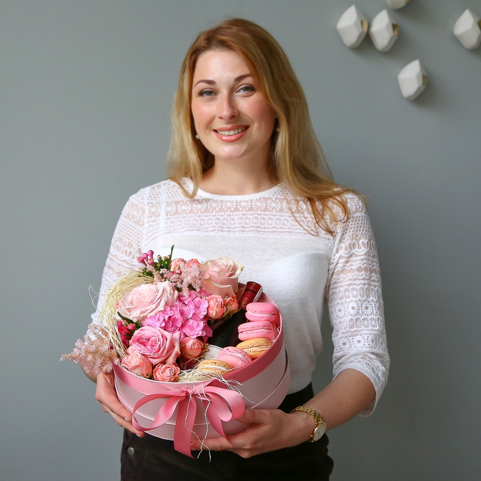 Подарунковий набір з макарунами і квітами