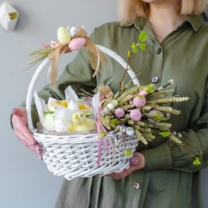 Пасхальная корзина с сухоцветами и куличем