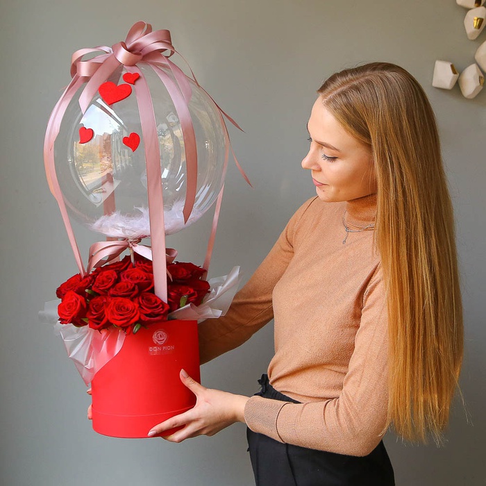 Троянди Гран Прі в коробці з кулею Bubbles