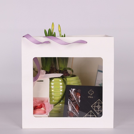 Подарунковий набір з квітами та солодощами "Яскраві враження"