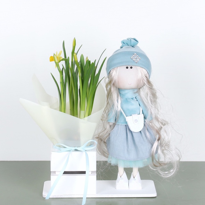 Интерьерная кукла с нарциссом