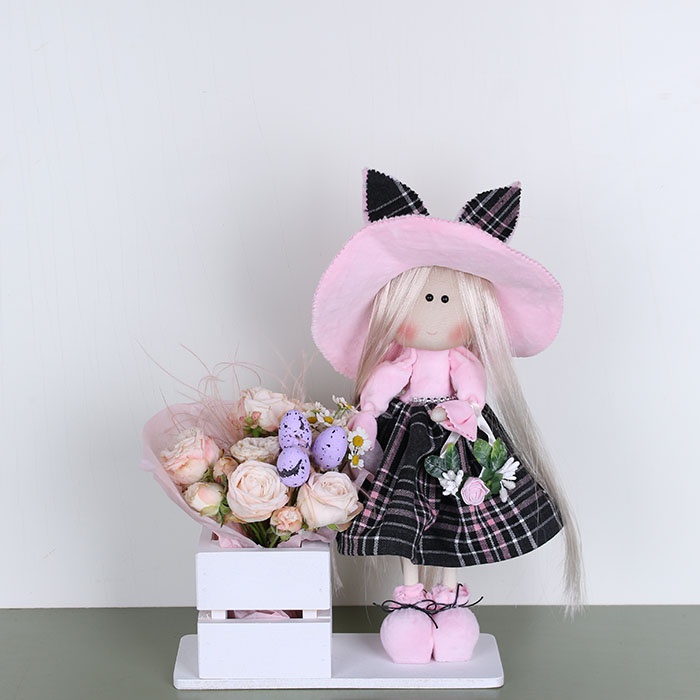 Интерьерная кукла Ксения с букетом