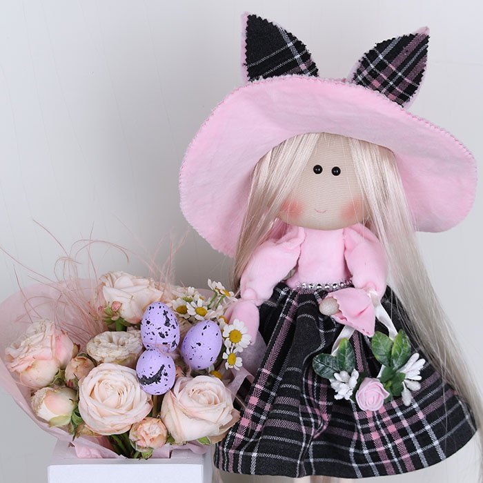 Интерьерная кукла Ксения с букетом