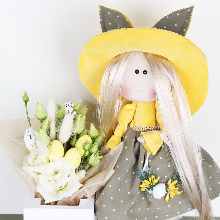 Интерьерная кукла Мария с букетом