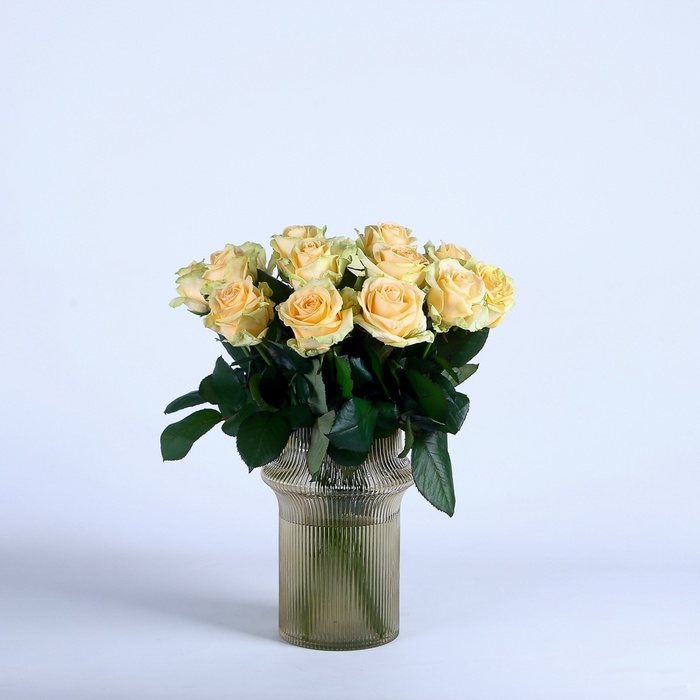 Подарочный набор с розами, вазой и свечой "Персиковое Увлечение"